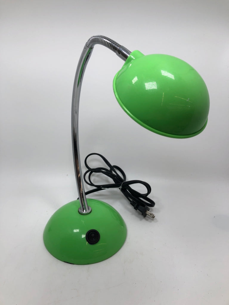GREEN ADJUSTABLE DESK LAMP.