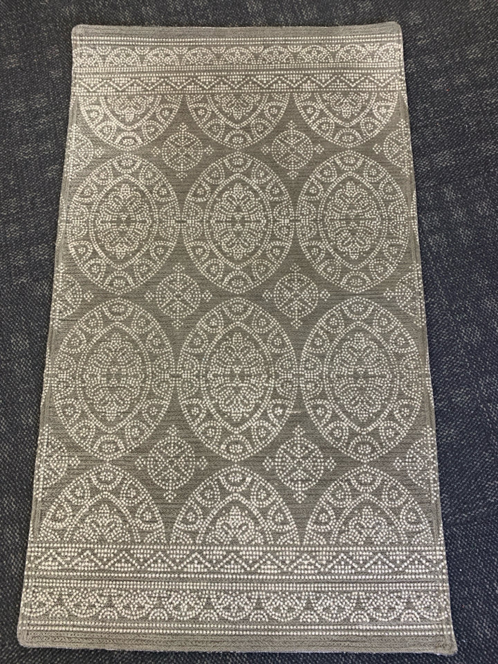 TAHARI SCATTER RUG GREY BROWN PATTERN RUG.