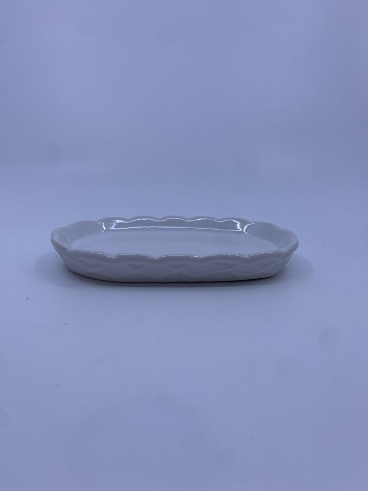 WHITE BASKET WEAVE SOAP DISH.