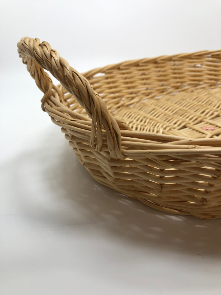 OVAL WICKER TRAY W/HANDLES.