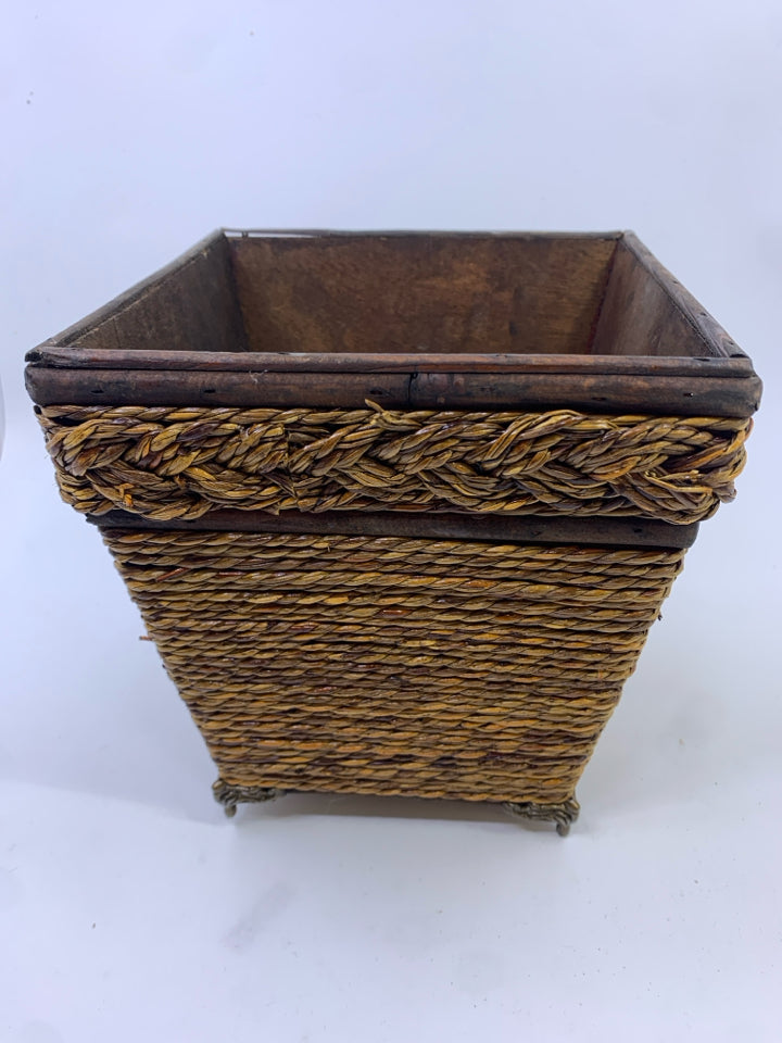 DARK WOVEN WOOD BASE BASKET.