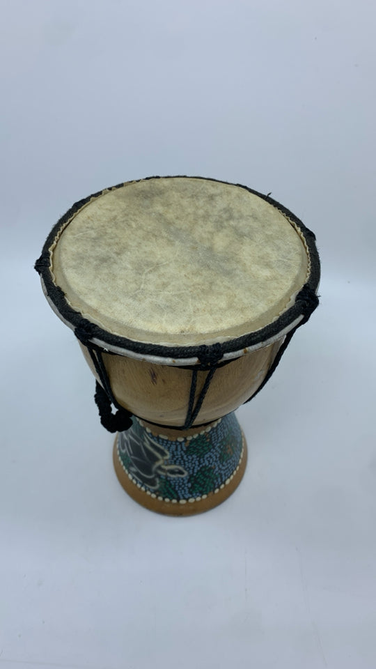 LT BROWN DRUM DECOR W/TEAL TURTLES.