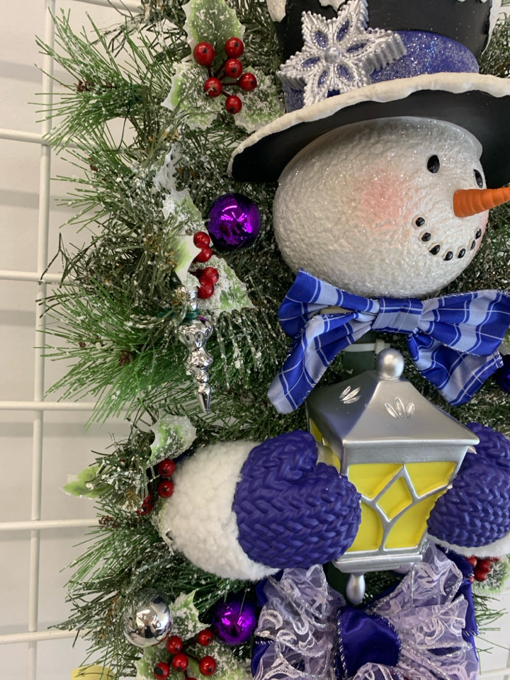 LIGHT UP SNOWMAN IN WREATH.