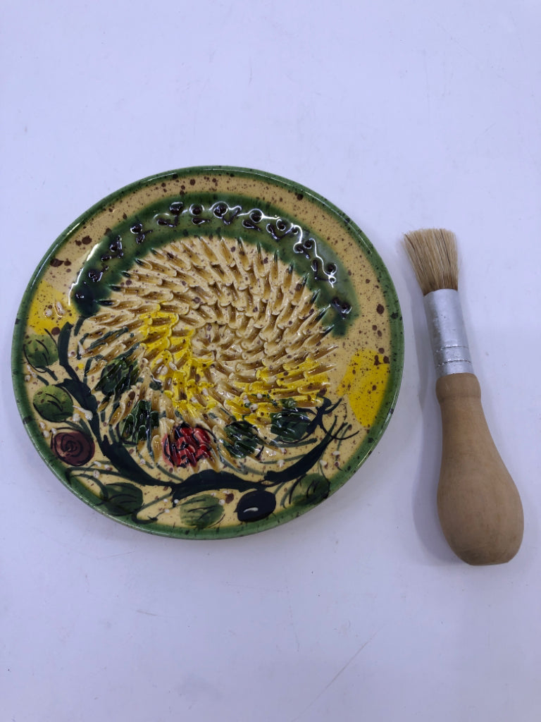 GREEN AND YELLOW GARLIC GRINDER W BRUSH.