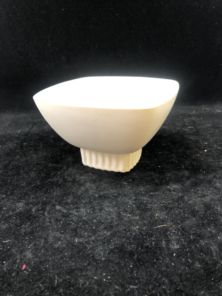 VTG CERAMIC RAISED BOWL W/LINES.