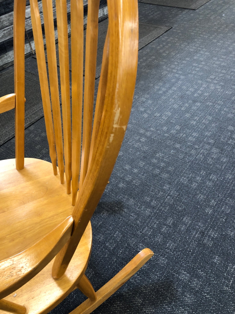 LIGHT WOOD ROCKING CHAIR.