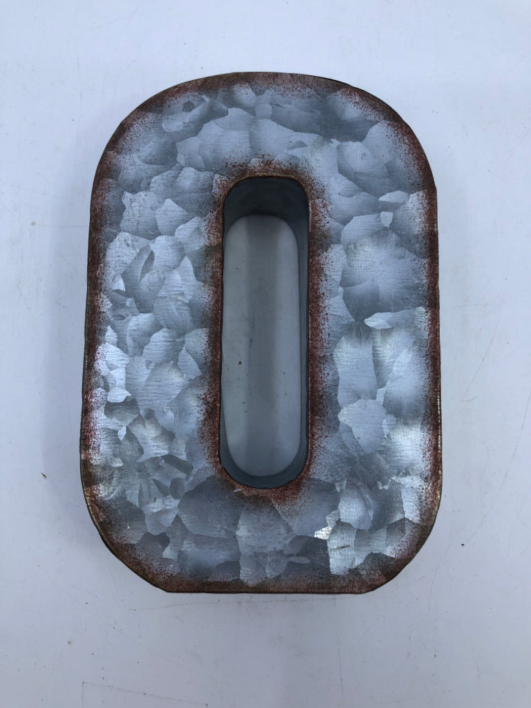 METAL "O" SHELF/WALL DECOR.