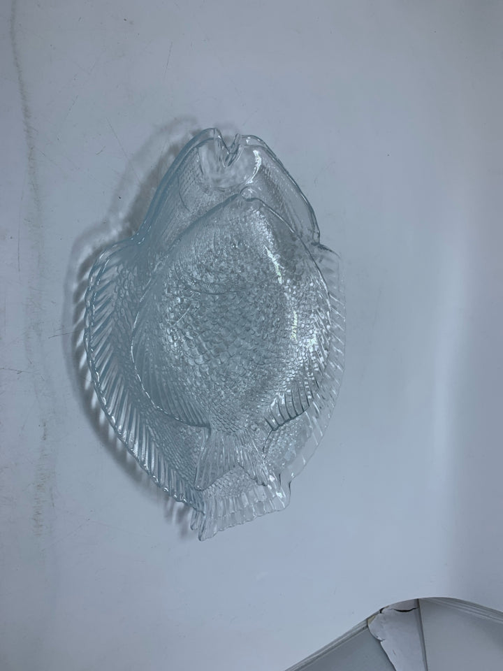 3 PC CLEAR GLASS TEXTURE FISH SHAPED PLATES.