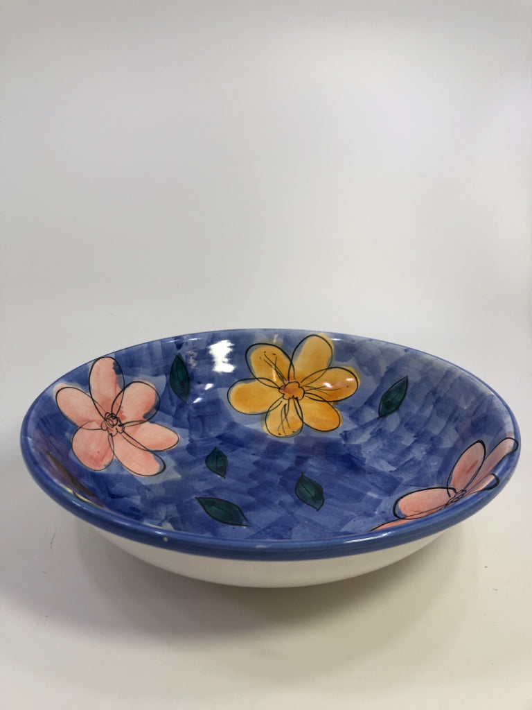 BLUE FLORAL DECORATIVE BOWL W/FLOWERS.