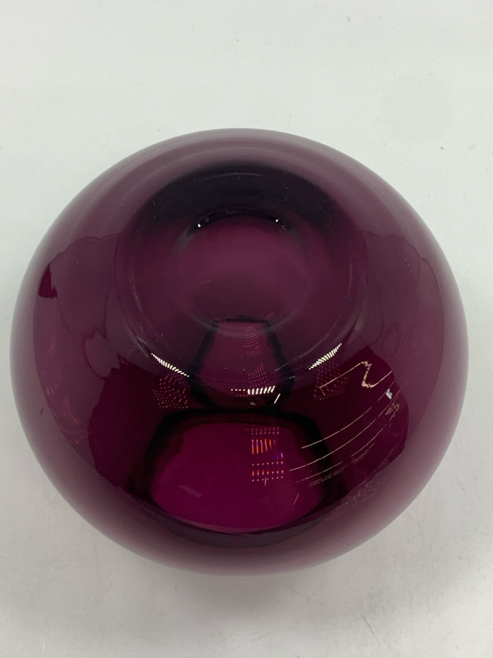 SM PURPLE BLOWN GLASS VASE.