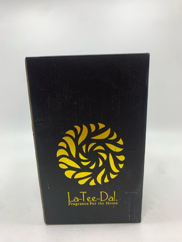 NIB LA-TEE-DA! SCARLET EFFUSION FRAGRANCE LAMP.