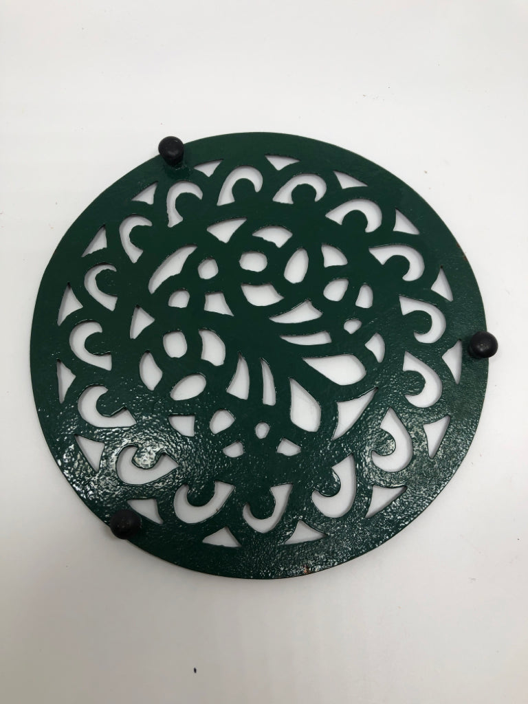 DK GREEN METAL ROUND TRIVET.