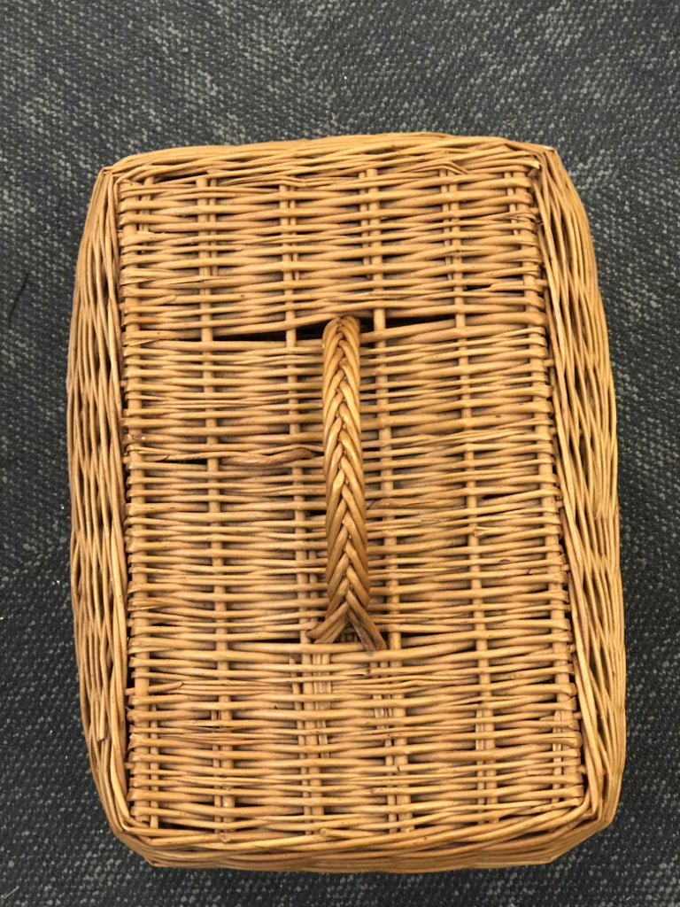 WICKER BASKET W/LID.