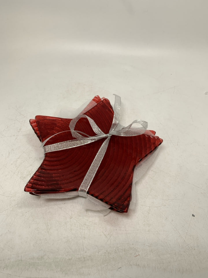 IN PACKAGE 3 SMALL RED STAR SHAPED APPETIZER PLATES.