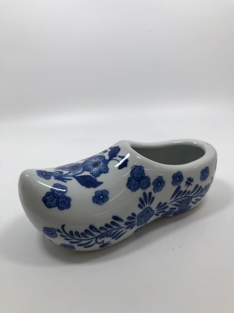 BLUE FLORAL PORCELAIN CLOG PLANTER.
