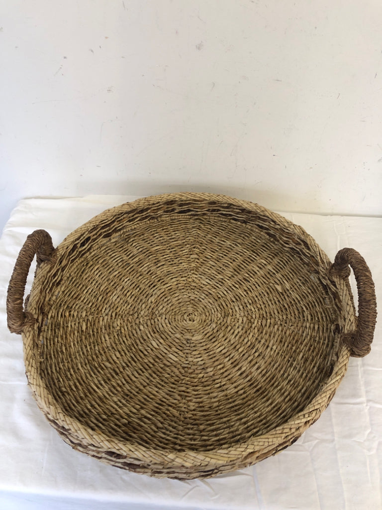 LARGE BLONDE WICKER TRAY W ROUND HANDLES.