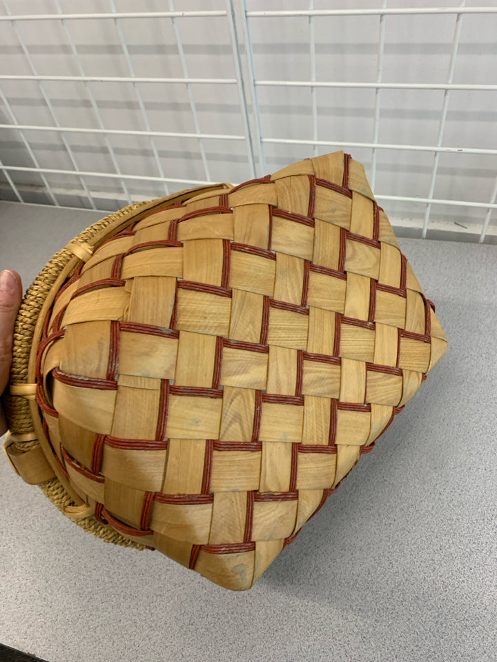 RED ACCENT WOVEN BASKET.