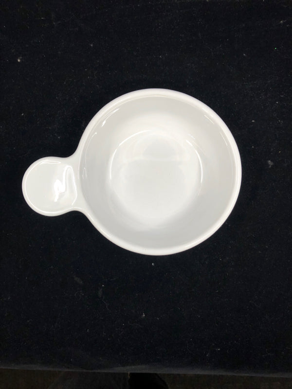 WHITE CERAMIC SOUP BOWL WITH HANDLE.