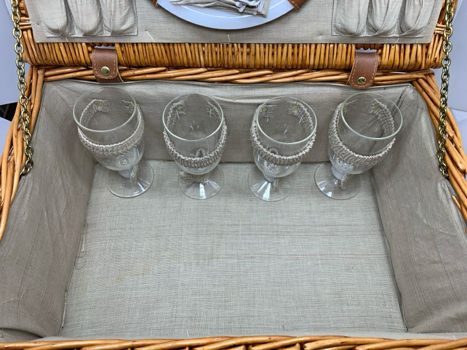 PICNIC BASKET SERVICE FOR 4.