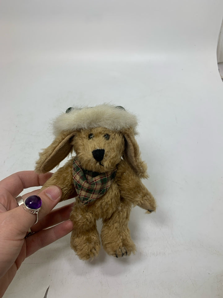 SMALL BOYDS BEAR DOG W/ GREEN SANTA HAT.