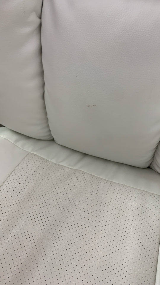 WHITE SWIVEL OFFICE CHAIR.