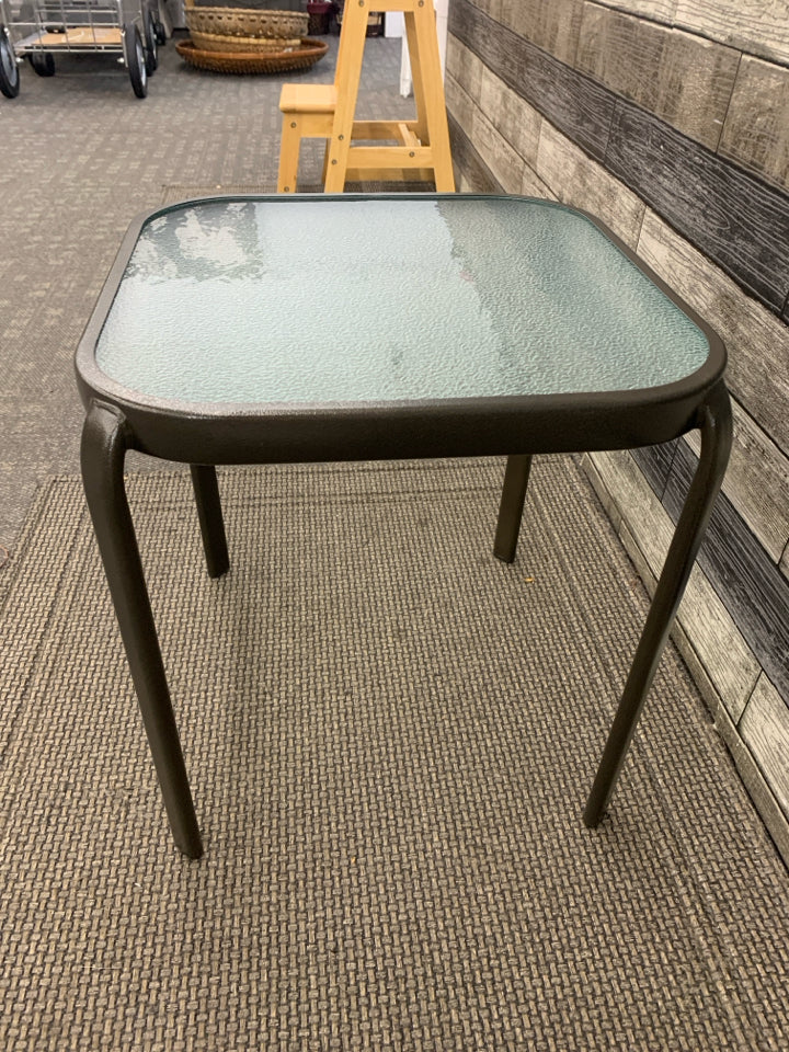 GLASS TOP BROWN METAL OUTDOOR SIDE TABLE.