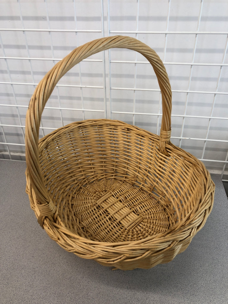 WOVEN WICKER BASKET.