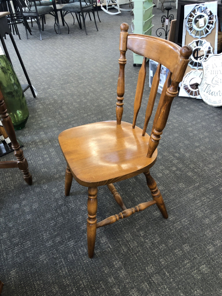 SOLID MAPLE DESK W/ 4 DRAWERS GOLD HARDWARE + CHAIR BASSETT.