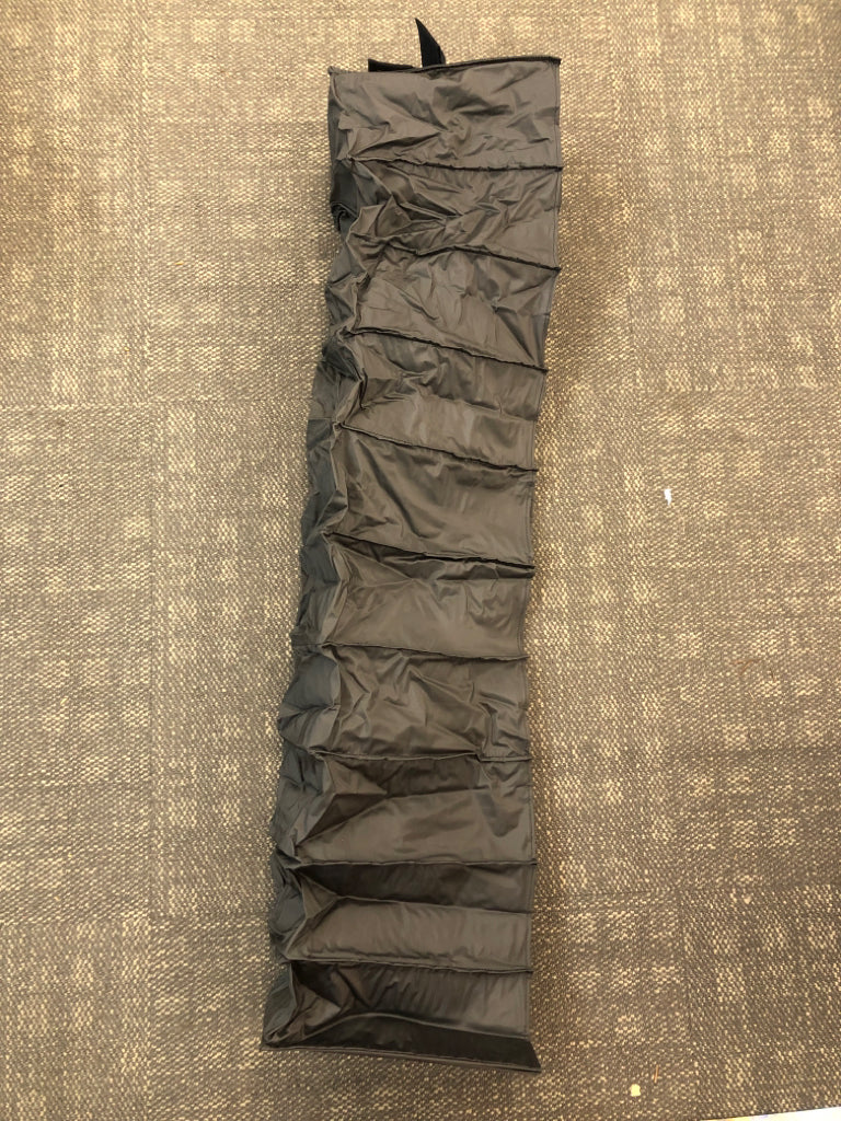 HANGING CLOSET SHOE ORGANIZER.