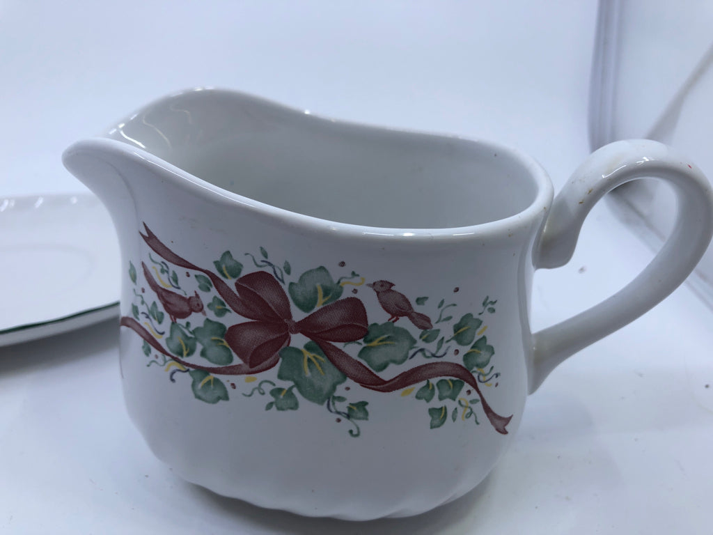 2PC CORELLE IVY AND BOW PATTERN GRAVY BOAT.