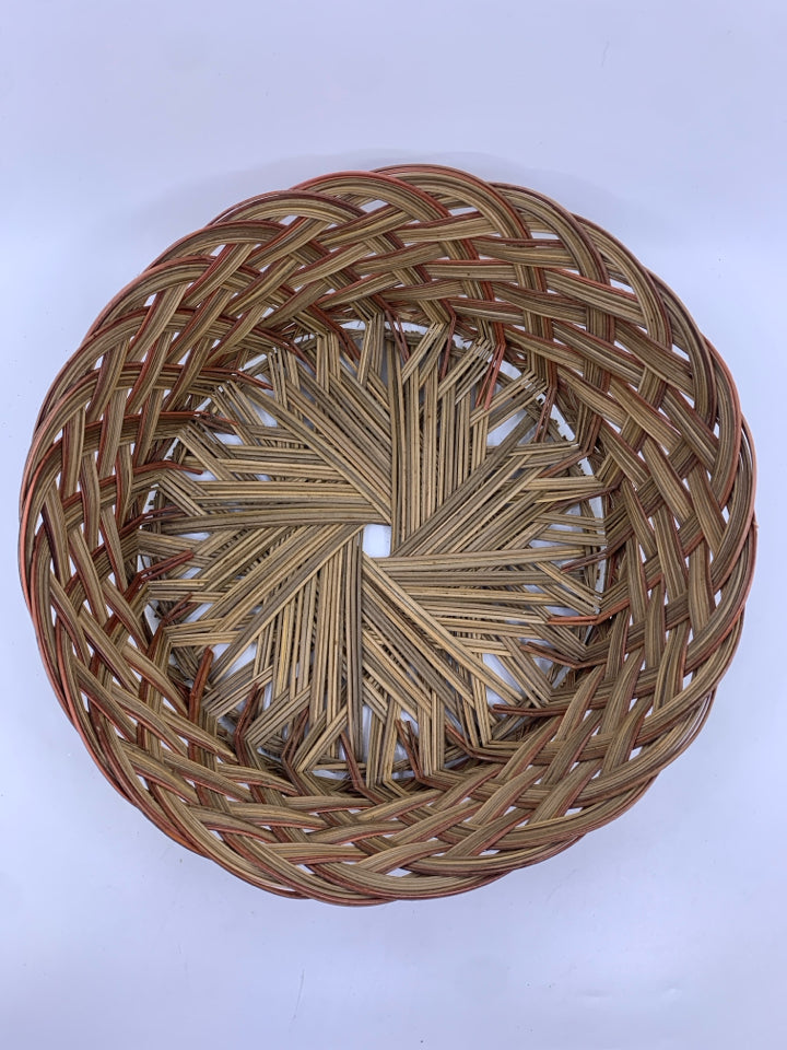 ROUND MULTI-TONED BASKET W SCALLOP EDGES.