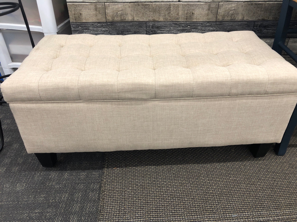 BEIGE TUFTED FABRIC STORAGE BENCH.