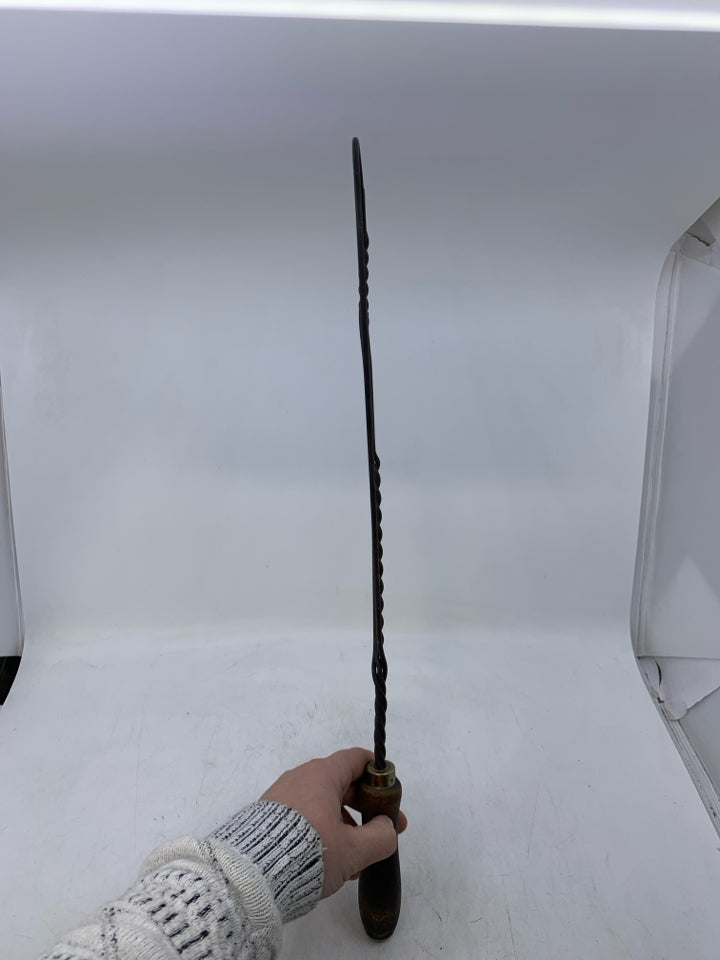 METAL HEART SHAPED W/ WOOD HANDLE DECORATIVE RUG BEATER.