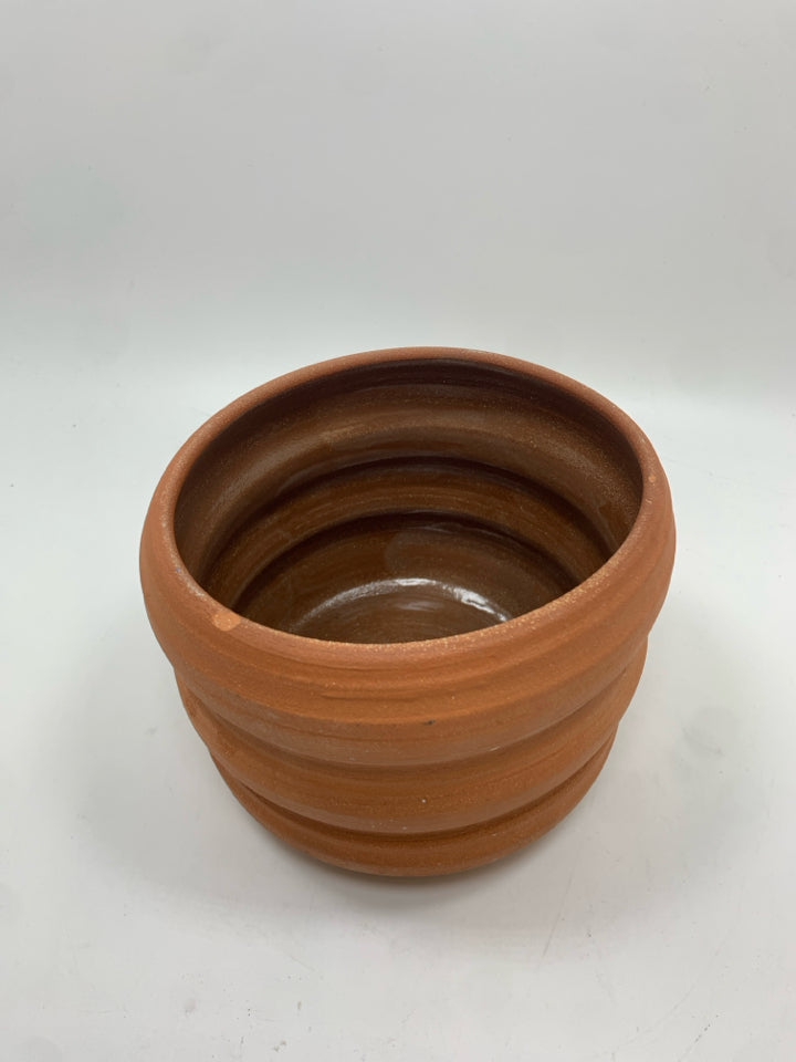TERRA COTTA RIBBED PLANTER.