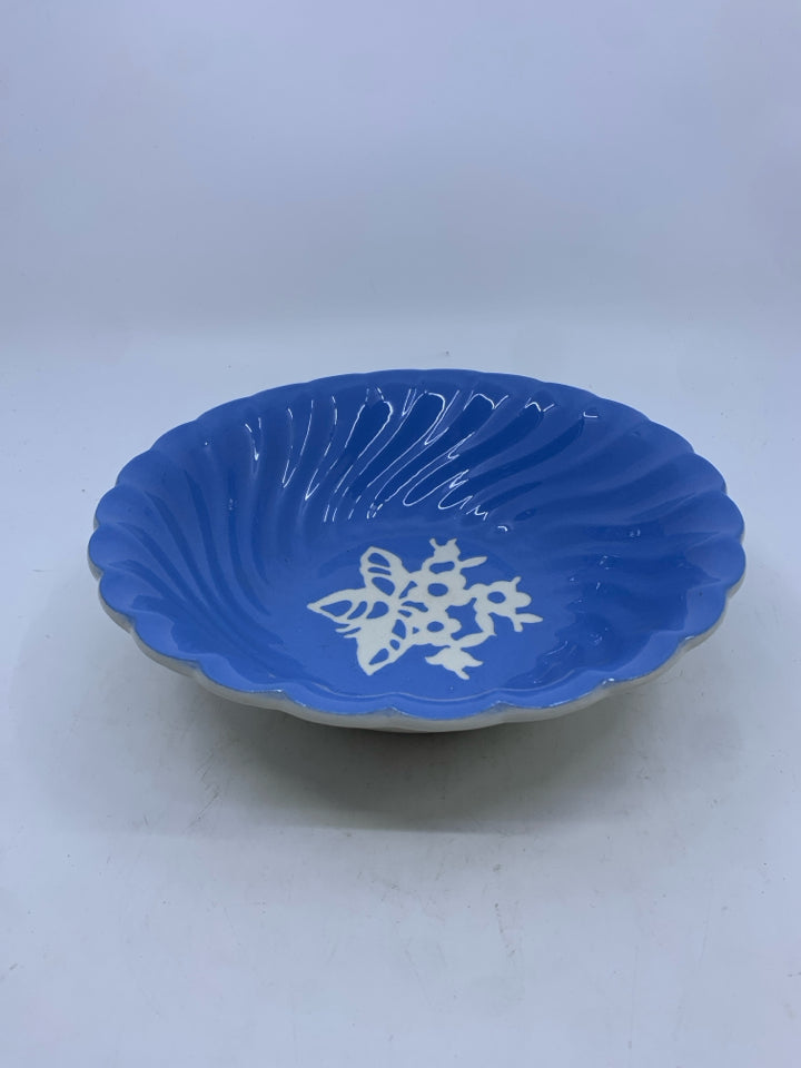 VTG BLUE AND WHITE SCALLOP EDGE BOWL- CAMEO WARE.