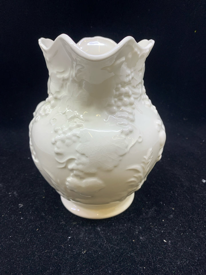 VTG WHITE EMBOSSED SPODE PITCHER.