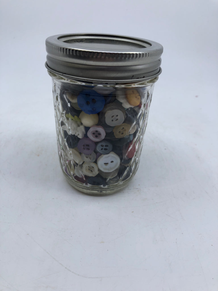 SHORT JAR OF ASSORTED BUTTONS.