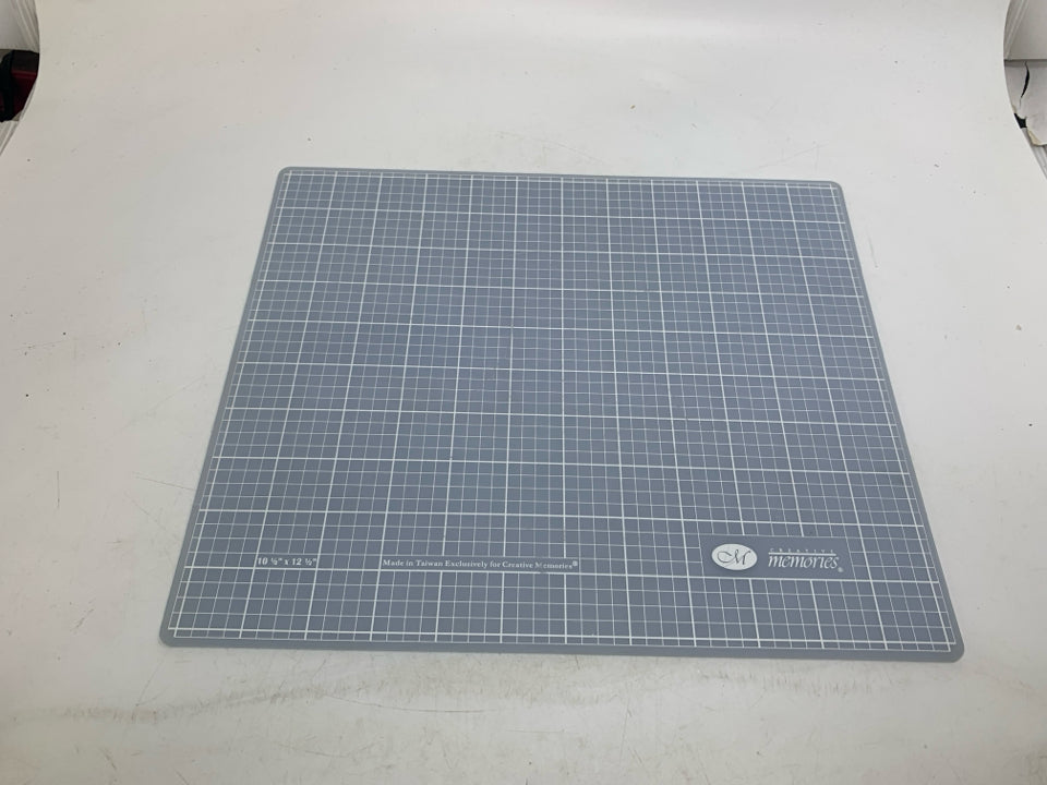 CREATIVE MEMORIES CUTTING MAT GRID BOARD.