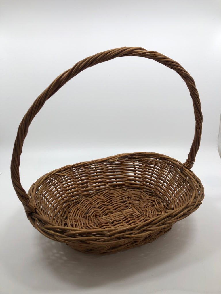 WICKER BASKET W/HANDLE.