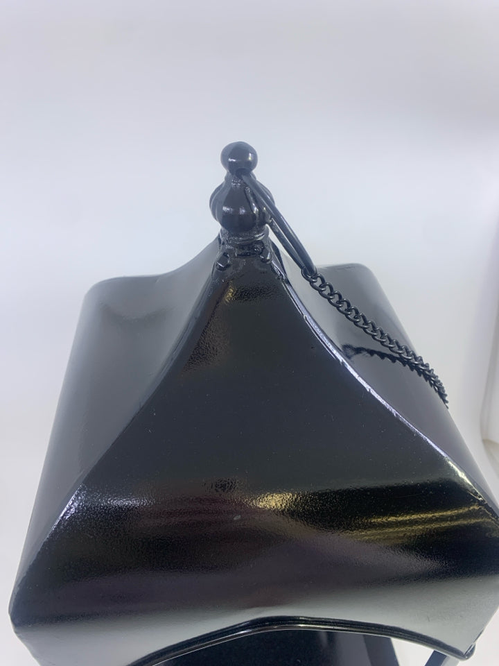 BLACK METAL HANGING LANTERN.