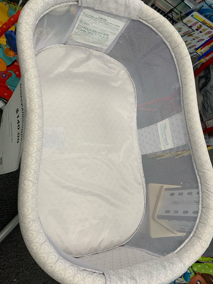 Halo Swivel Bassinet White/Gray
