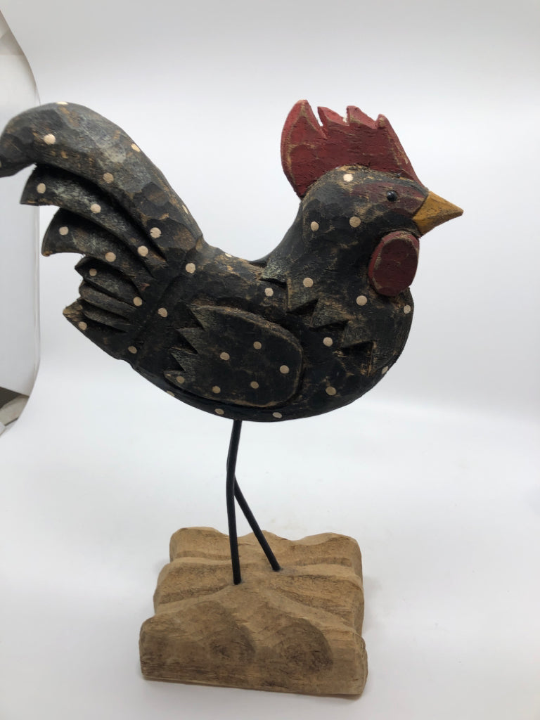 PAINTED WOODEN ROOSTER FIGURINE.