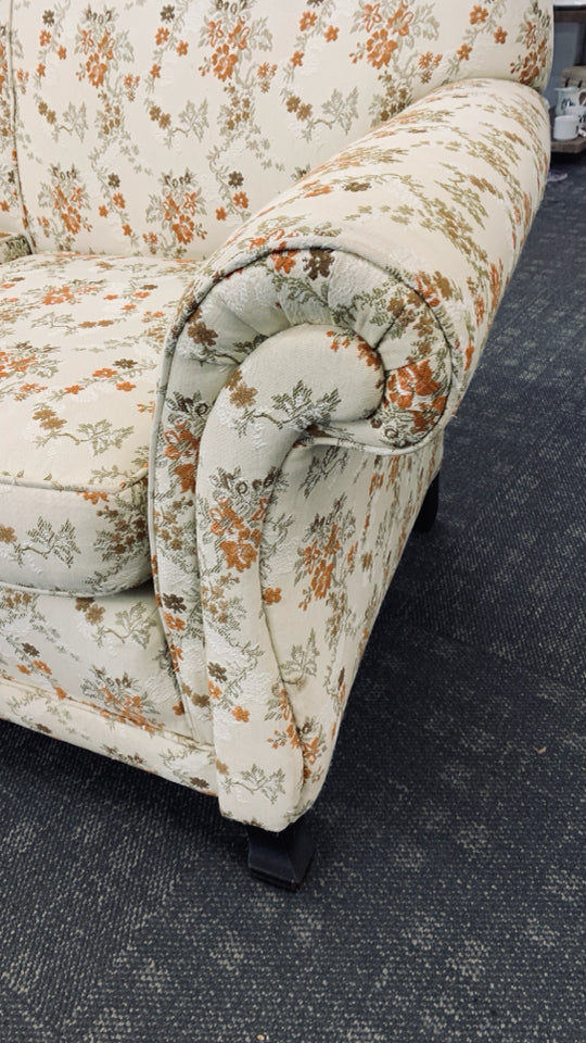 VTG FLORAL W/ DARK LEGS CREAM COUCH.