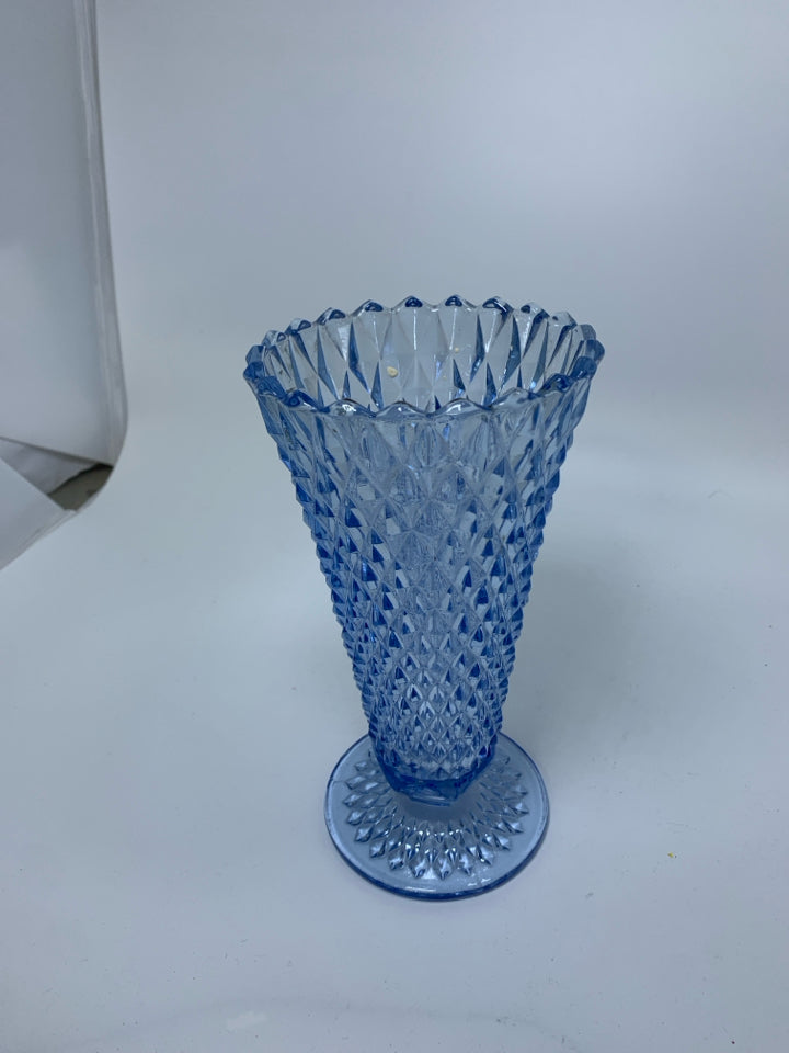 FOOTED LIGHT BLUE GLASS DIAMOND PATTERNED VASE.