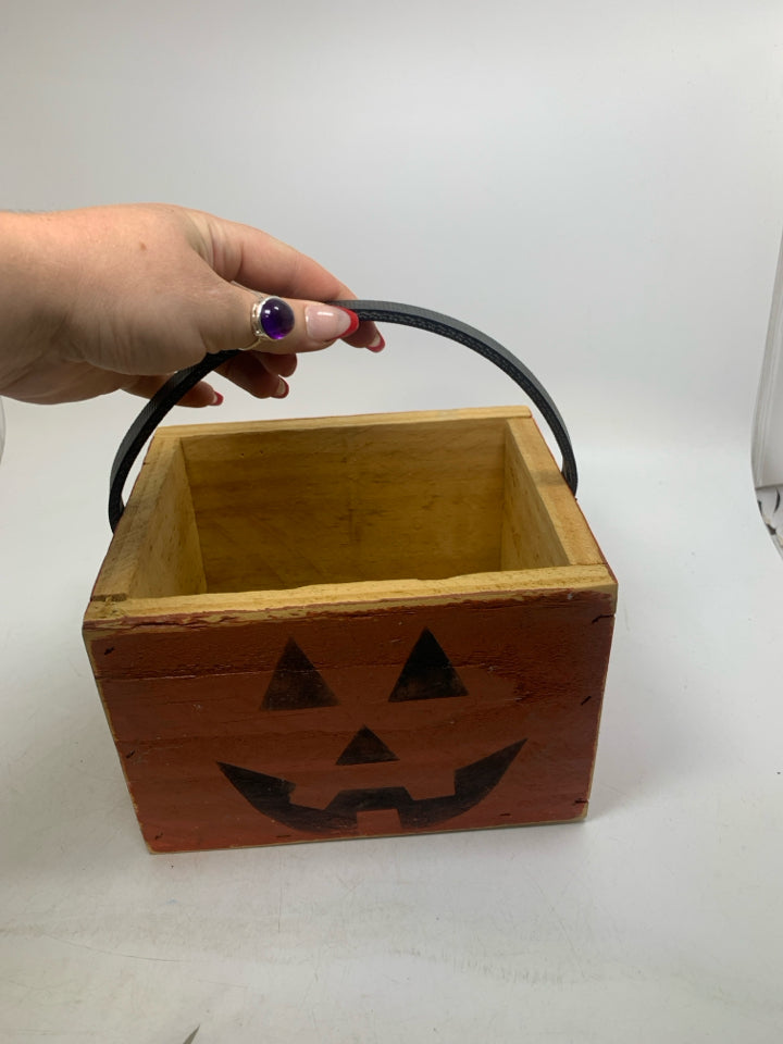 ORANGE JACKO LANTERN PAINTED WOOD BOX W/ HANDLE.