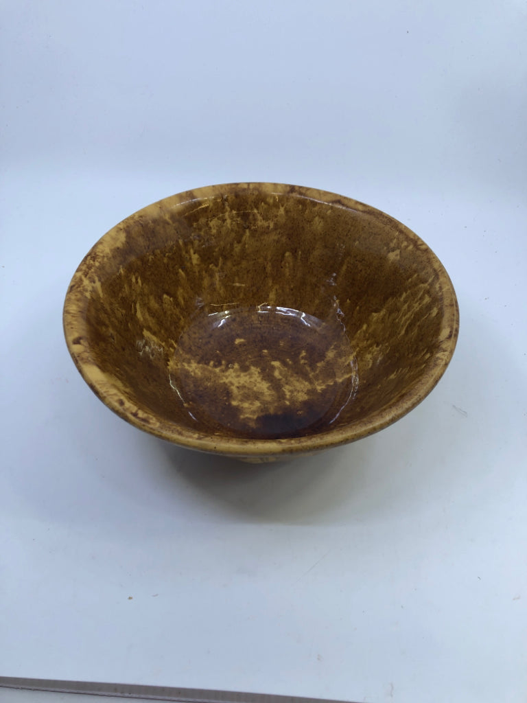TAN/BROWN POTTERY MIXING BOWL.