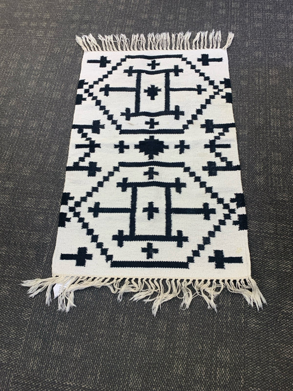 BLACK AND WHITE ACCENT RUG.