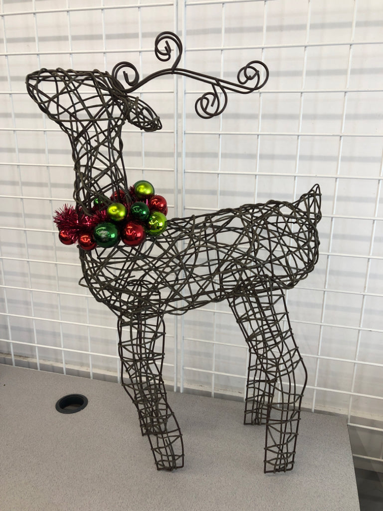 WOVEN REINDEER W/CHRISTMAS WREATH COLLAR DECOR.