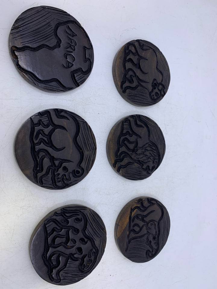 6 CARVED ANIMALS WOOD COASTERS IN HOLDER.