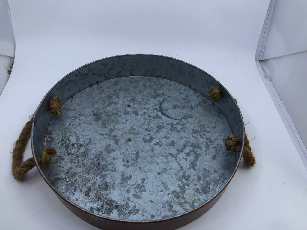 ROUND METAL TRAY W ROPE HANDLES.